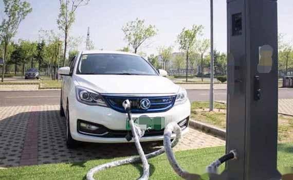 唐山當新能源汽車價格上漲，石油價格上漲時，消費者面臨兩難境地