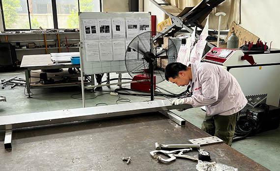 夏日炎炎促生產(chǎn)   熱火朝天干勁足