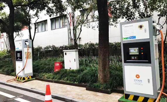 唐山移動充電機器人實現新能源車充電“拎包入住”