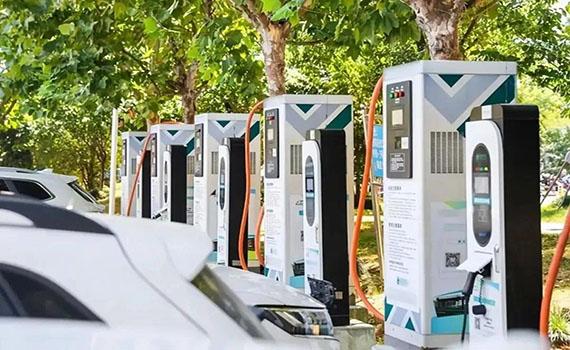 泰州國網紅巖服務隊助力新能源汽車超充站安全運營