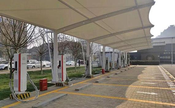 長春鶴壁市首座超級充電場站上線，助推新能源汽車發展