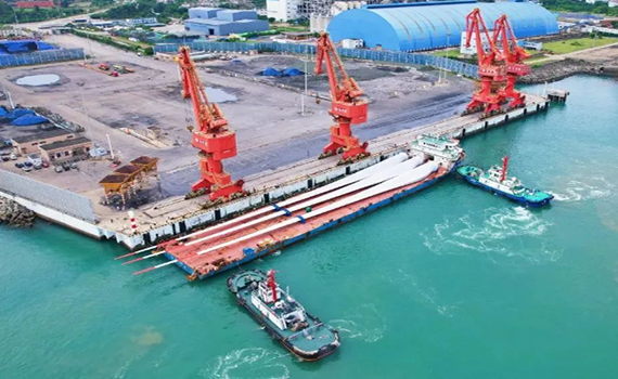 長春海南港航完成瓊北地區首次海上風電項目葉片裝卸業務