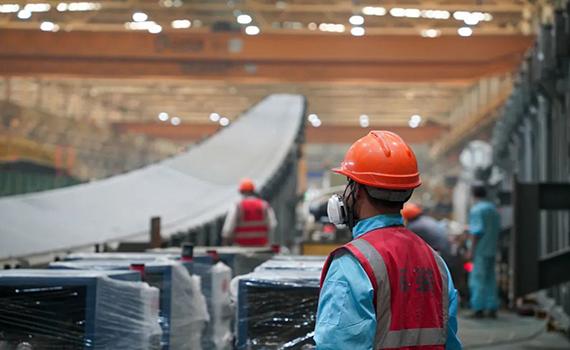 長春時代新材動力谷工廠首支108米級葉片順利下線！