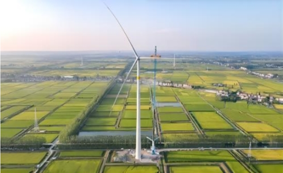 長春湖北潛江張金200MW風電項目首臺風機吊裝完成