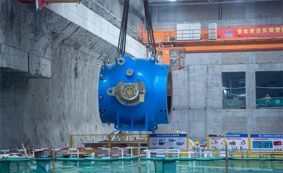 泰州廣東梅州抽水蓄能電站二期項目第二臺機組進水球閥吊裝完成