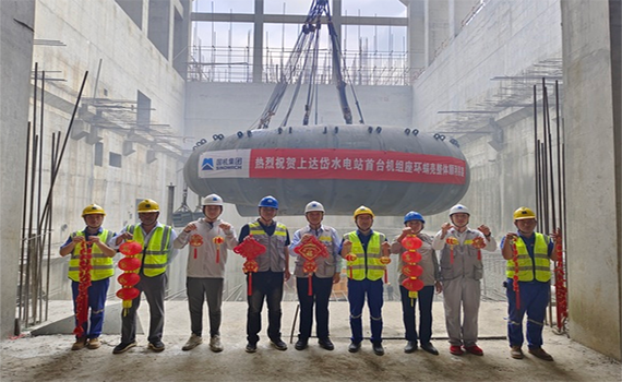 大連柬埔寨上達岱水電站首臺座環蝸殼吊裝完成