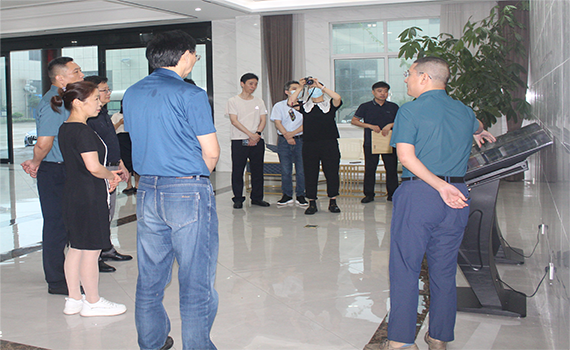 海安市委宣傳部副部長和網絡中心主任查看企業網絡安全工作情況