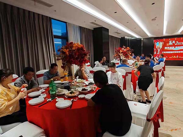 爭分奪秒忙生產  齊心協力沖目標